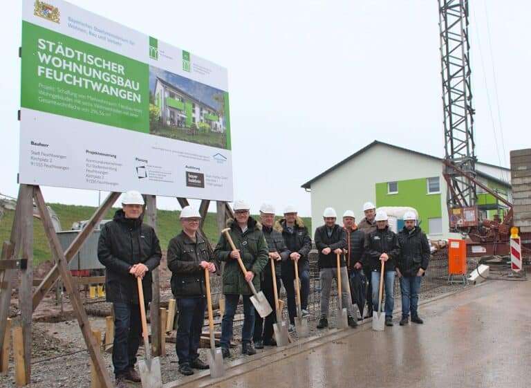 Ein zweites, baulich identisches Wohngebäude wie das bereits bestehende städtische Mehrfamilienhaus im Hintergrund errichtet die Stadt Feuchtwangen nun im "Röschenhof". Den symbolischen ersten Spatenstich setzten, v.l.: Architekt Frank Schneider, Dekan Wigbert Lehner, Bürgermeister Patrick Ruh, Pfarrer Christoph Matejczuk, die Stadträte Maximilian von Jacobs und Thomas Heidecker, 2. Bürgermeister Walter Soldner, KU-Vorstand Arthur Reim sowie Jörg Hiller und Tim Gebauer von der ausführenden Firma.