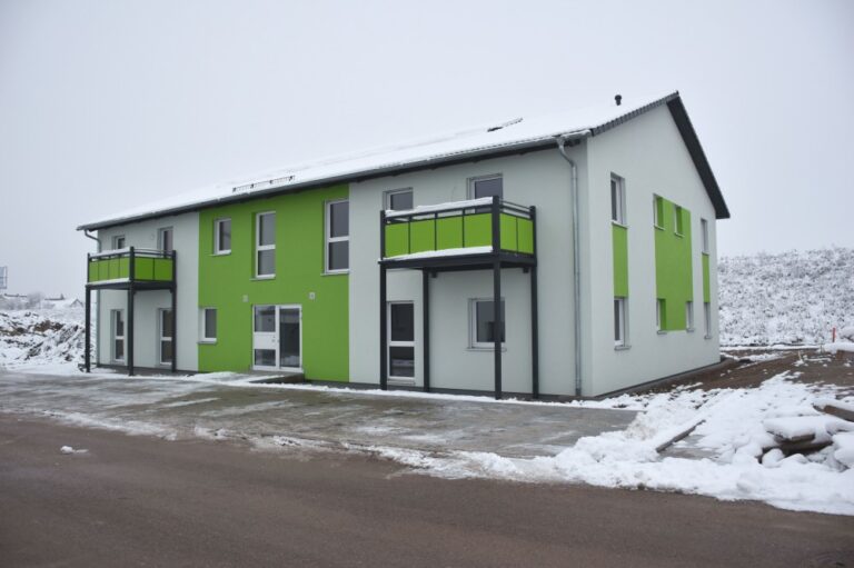 Das neue Mehrfamilienhaus der Stadt Feuchtwangen im Baugebiet Röschenhof. Der Einzug in das Wohngebäude ist planmäßig ab dem 1. März 2021 möglich. Aufgrund der aktuellen Situation war eine Besichtigung nur im kleinen Rahmen und nicht für den gesamten Feuchtwanger Stadtrat möglich.