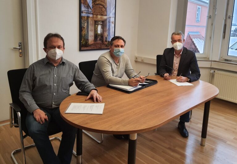 Beim Notartermin zur Gründung der nahKRAFT GmbH & Co. KG, von rechts: Bürgermeister Patrick Ruh sowie von den Stadtwerken der Technische Werkleiter Lothar Beckler und der Kaufmännische Werkleiter Thomas Stöhr.