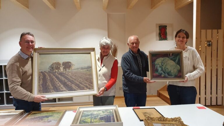 Herbert Lindörfer, 2. Vorsitzender des Vereins für Volkskunst und Volkskunde Feuchtwangen e.V. (l.), sowie Museumsleiterin Uta Karrer (r.) freuen sich über die Schenkung von Klaus und Eva Legler an das Fränkische Museum Feuchtwangen.