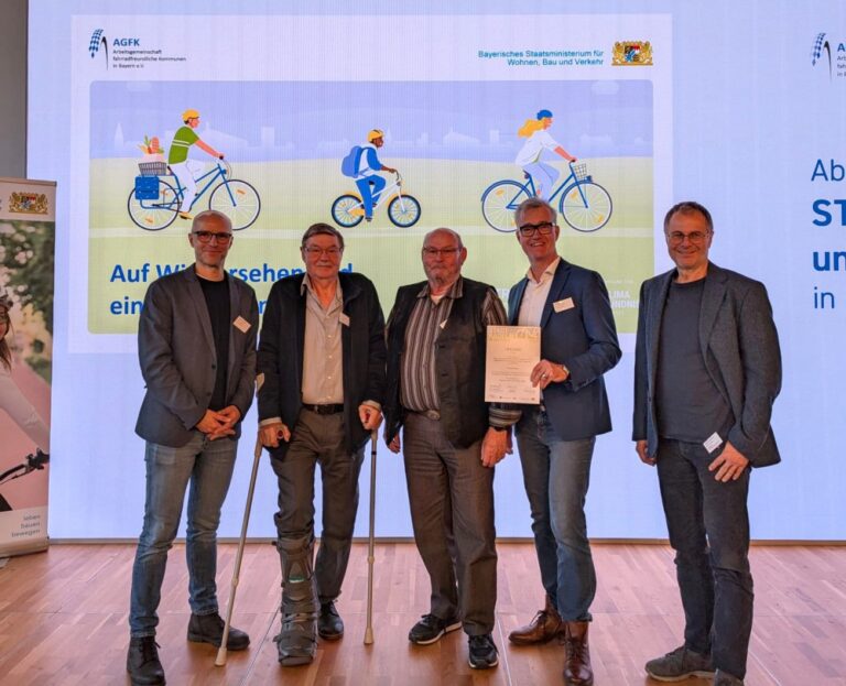 Nahmen für Feuchtwangen bei der Abschlussveranstaltung der AGFK Bayern zum Stadtradeln 2025 die Urkunde für den ersten Platz in der Kategorie "Beste Newcomer-AGFK-Kommune mit den meisten Radkilometern pro Einwohnerin und Einwohner" entgegen, v.l.: BürgerAmts-Leiter Thomas Schmidt, Karl Hirsch und Erwin Wagner vom Team "Mittwochsradler", erster Bürgermeister Patrick Ruh und Joachim Gutekunst vom Team "Wir/Grüne Feuchtwangen".