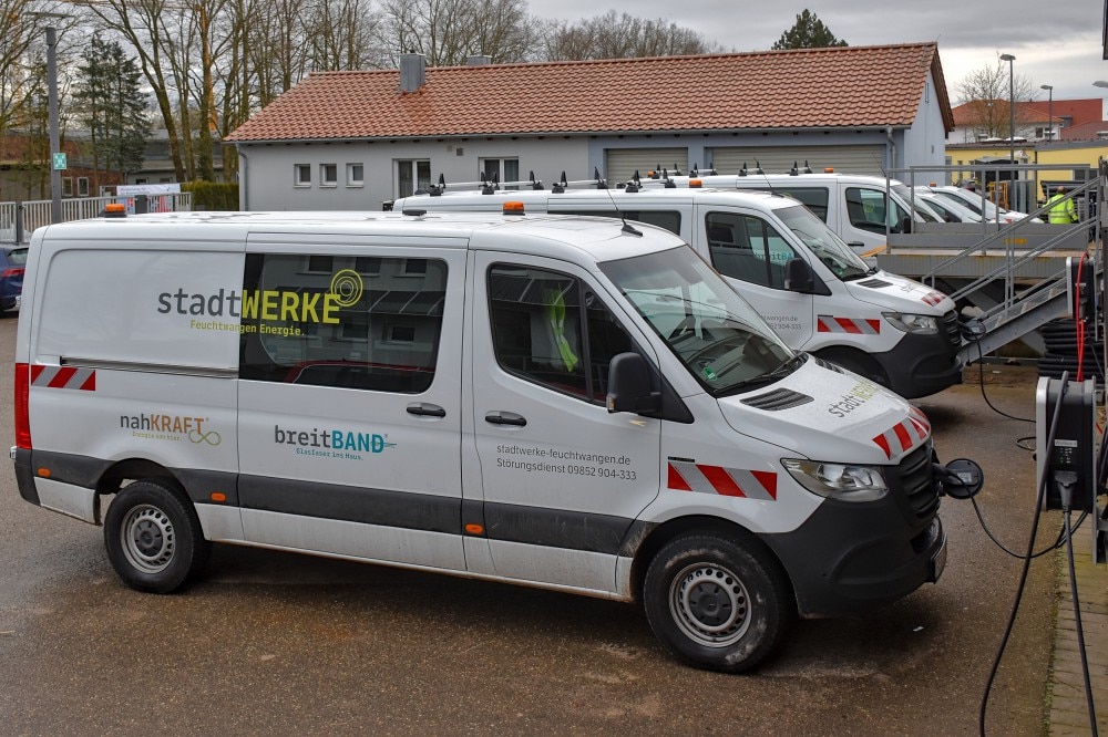 Der Fuhrpark der Stadtwerke Feuchtwangen ist fast vollständig auf Elektromobilität umgestellt. Unter anderem drei neue E-Transporter sind nun für die Stadtwerke im Einsatz.