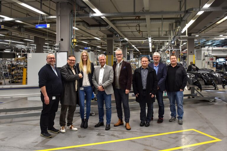 Die Stadt Feuchtwangen und die nahKRAFT GmbH & Co. KG schließen zwei weitere Stromlieferverträge mit dem ansässigen Unternehmen REHAU ab. Über die konstruktive Zusammenarbeit und den Ausbau der nachhaltigen Energieversorgung freuen sich, v.l.: Dr. Thomas Siggenauer (REHAU), Lothar Beckler, Technischer Stadtwerkeleiter und Geschäftsführer nahKRAFT, Kristina Eschenbacher (REHAU), Frank Stegemann (REHAU), Bürgermeister Patrick Ruh, Thomas Stöhr, Kaufmännischer Stadtwerkeleiter und Geschäftsführer nahKRAFT, Hans-Martin Bachmann (REHAU) und Stadtwerke-Mitarbeiter Alexander Strauß.