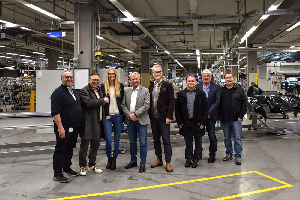 Die Stadt Feuchtwangen und die nahKRAFT GmbH & Co. KG schließen zwei weitere Stromlieferverträge mit dem ansässigen Unternehmen REHAU ab. Über die konstruktive Zusammenarbeit und den Ausbau der nachhaltigen Energieversorgung freuen sich, v.l.: Dr. Thomas Siggenauer (REHAU), Lothar Beckler, Technischer Stadtwerkeleiter und Geschäftsführer nahKRAFT, Kristina Eschenbacher (REHAU), Frank Stegemann (REHAU), Bürgermeister Patrick Ruh, Thomas Stöhr, Kaufmännischer Stadtwerkeleiter und Geschäftsführer nahKRAFT, Hans-Martin Bachmann (REHAU) und Stadtwerke-Mitarbeiter Alexander Strauß.