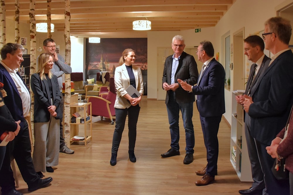 Sprachen über die prekäre Lage der Pflegeversorgung im ländlichen Raum und den gegenwärtigen Herausforderungen in Feuchtwangen, v.r.: Erster Bürgermeister Patrick Ruh, Landrat Dr. Jürgen Ludwig, dritter Bürgermeister und Bezirksrat Herbert Lindörfer, Bundestagsabgeordneter Artur Auernhammer, die Bayerische Staatsministerin für Gesundheit, Pflege und Prävention, Judith Gerlach, Martin Schneider, Diakonie-Geschäftsführerin Irina Reim und Pfarrer Jörg Herrmann.