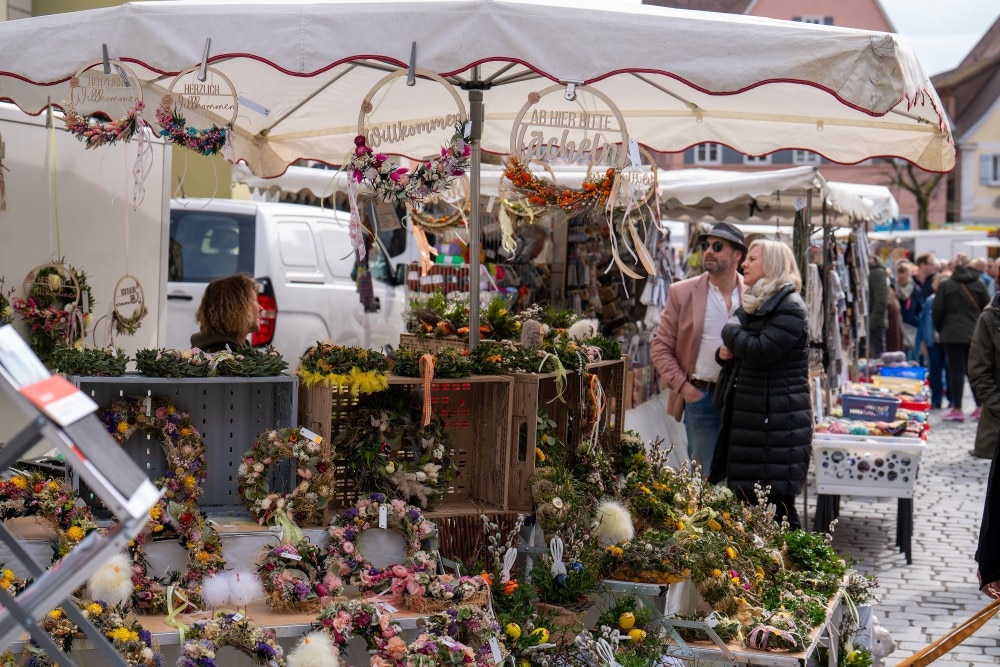 Am 6. April findet der Feuchtwanger Frühjahrsmarkt 2025 statt. Auch in diesem Jahr ist im Herzen Feuchtwangens ein besonderes Erlebnis mit bunter Warenvielfalt und verkaufsoffenem Sonntag geboten. (Foto: TI Feuchtwangen/Christoph Bender)