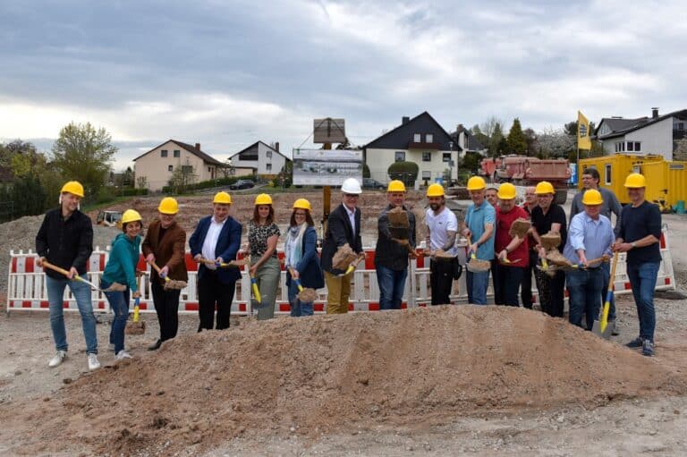 Die Stadt Feuchtwangen baut eine neue Kindertagesstätte im Wohngebiet "Röschenhof". Den symbolisch ersten Spatenstich setzten nun Feuchtwangens erster Bürgermeister Patrick Ruh, Vertreter des Feuchtwanger Stadtrates sowie der Evangelischen Kirchengemeinde Feuchtwangen, der künftige Träger der neuen Einrichtung.