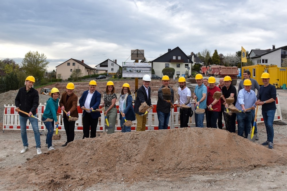 Die Stadt Feuchtwangen baut eine neue Kindertagesstätte im Wohngebiet "Röschenhof". Den symbolisch ersten Spatenstich setzten nun Feuchtwangens erster Bürgermeister Patrick Ruh, Vertreter des Feuchtwanger Stadtrates sowie der Evangelischen Kirchengemeinde Feuchtwangen, der künftige Träger der neuen Einrichtung.