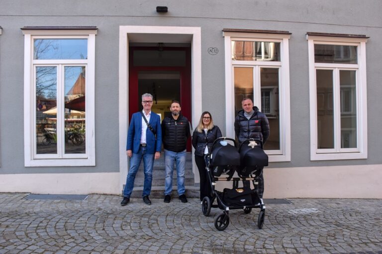 In die Gewerbeeinheit des ehemaligen Schuhhaus Merklein am Markplatz 12 zieht ein neues Eiscafé ein. Über die baldige Eröffnung im Sommer freuen sich, v.l.: Feuchtwangens erster Bürgermeister Patrick Ruh, die Inhaber Nicola Cosentino und seine Frau Rosa Cavallo, sowie Arthur Reim, Vorstand des städtischen Kommunalunternehmens, das auch Eigentümer des ehemaligen Merklein-Hauses ist.
