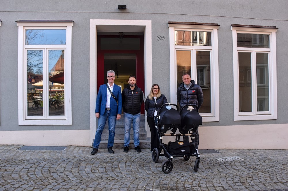 In die Gewerbeeinheit des ehemaligen Schuhhaus Merklein am Markplatz 12 zieht ein neues Eiscafé ein. Über die baldige Eröffnung im Sommer freuen sich, v.l.: Feuchtwangens erster Bürgermeister Patrick Ruh, die Inhaber Nicola Cosentino und seine Frau Rosa Cavallo, sowie Arthur Reim, Vorstand des städtischen Kommunalunternehmens, das auch Eigentümer des ehemaligen Merklein-Hauses ist.