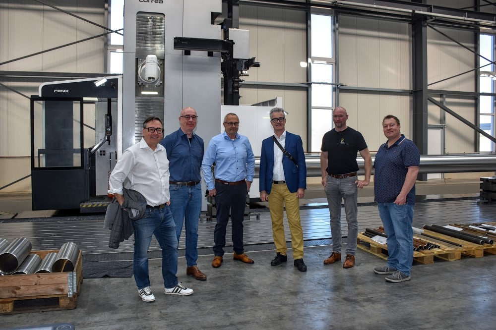 Mit einer langfristigen Energiepartnerschaft in Richtung nachhaltige und zukunftssichere Stromversorgung: über die Kooperation der Stadt Feuchtwangen und der nahKRAFT GmbH mit der Bach Maschinenbau GmbH freuen sich Lothar Beckler, Technischer Leiter der Stadtwerke Feuchtwangen und Geschäftsführer der nahKRAFT GmbH, Gerhard Bach, Gesellschafter Bach Maschinenbau GmbH, Dr. Rupert Bardens, erster Bürgermeister Patrick Ruh, Michael Bach, Geschäftsführer Bach Maschinenbau GmbH, und Alexander Strauß von den Stadtwerken Feuchtwangen (v.l.).