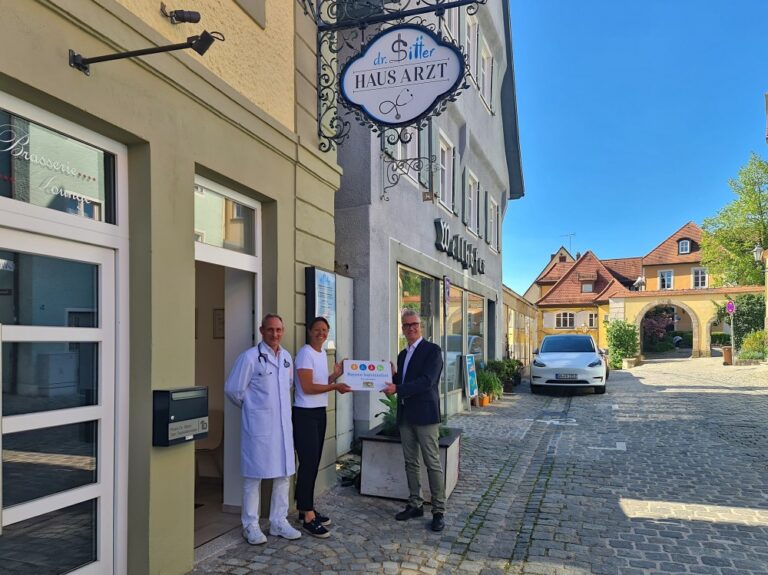 Für die umfassende barrierefreie Umgestaltung ihrer neuen Hausarztpraxis in der Feuchtwanger Altstadt wurden Dr. Simon und Miriam Sitter offiziell ausgezeichnet. Das Signet "Bayern barrierefrei" des Bayerischen Staatsministeriums für Familie, Arbeit und Soziales überreichte erster Bürgermeister Patrick Ruh (v.l.). (Foto: Manuela Ullrich)