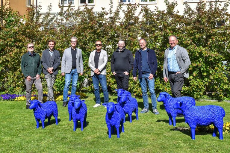 Zum Europatag und dem 75. Jahrestag der Schuman-Erklärung setzte die Stadt Feuchtwangen ein Zeichen für europäische Einheit und friedliches Miteinander. Die europäische Idee würdigten die Stadträte Wolfgang Hauf, Michael Nowakowitsch, erster Bürgermeister Patrick Ruh, die Stadträte Thomas Ackermann, Hans Heinrich Unger und Joachim Gutekunst sowie zweiter Bürgermeister Walter Soldner (v.l.). Symbolisch unterstrichen wurde die Aktion mit der "Blauen Friedensherde" im Forstamtsgarten vor dem Rathaus.