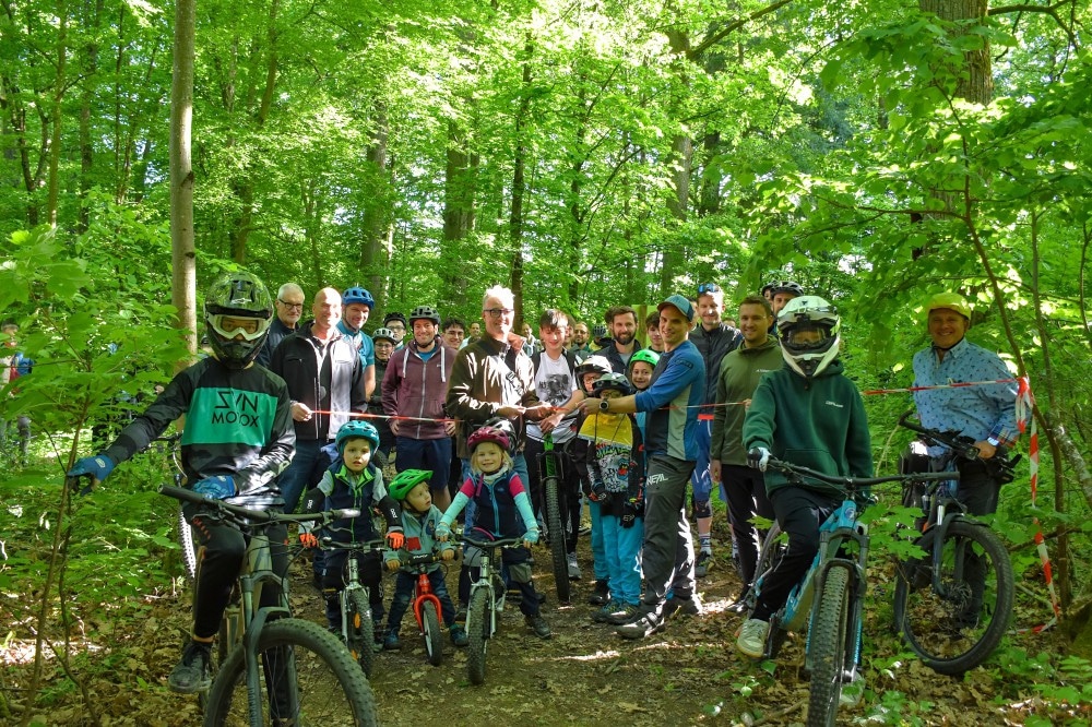 Große Begeisterung im Feuchtwanger Stadtwald "Krabbeloch": die beiden Mountainbike-Trails durch das naturbelassene Gelände wurden von Bürgermeister Patrick Ruh und den Projektbeteiligten im Beisein zahlreicher Fahrradbegeisterter offiziell freigegeben.