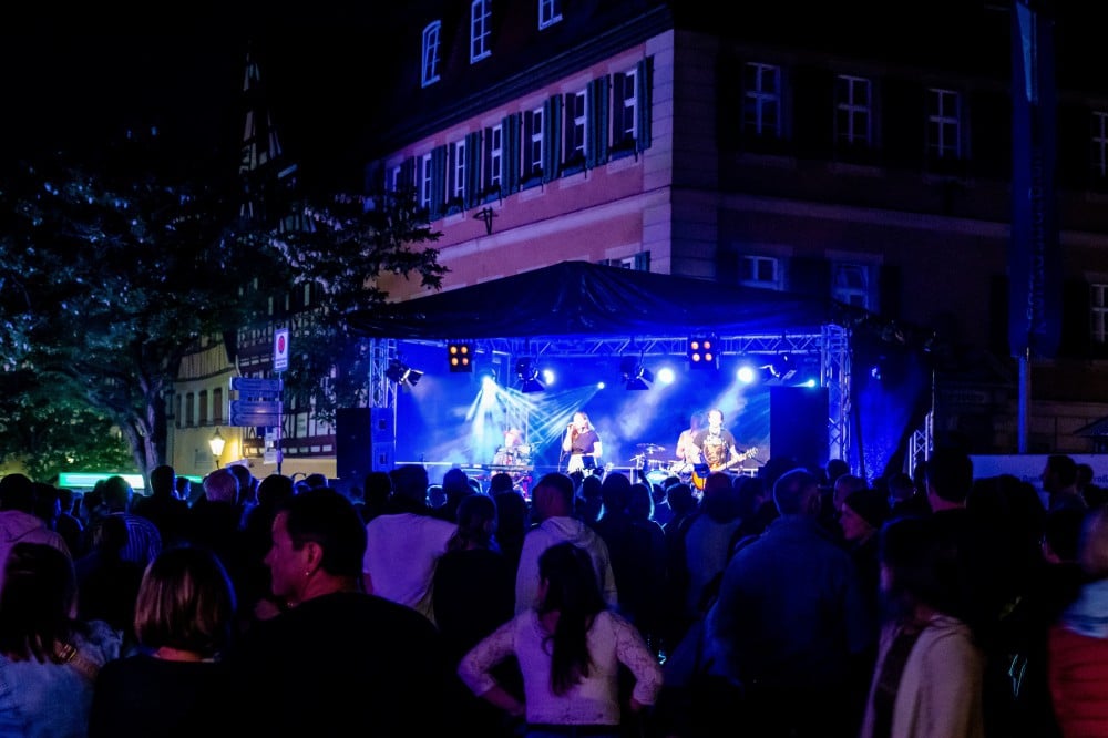 Im Mittelpunkt des Altstadtfests Feuchtwangen 2025 steht ein facettenreiches musikalisches Programm. Neben der Hauptbühne auf dem Marktplatz wird es in diesem Jahr vier weitere musikalische Schauplätze geben. (Foto: TI Feuchtwangen/Christoph Bender)