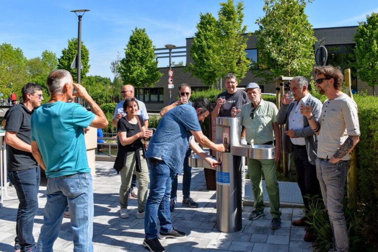 Ein neuer Trinkbrunnen ergänzt nun das Erholungs- und Erfrischungsangebot der Kneippanlage am Rande der Feuchtwanger Altstadt. Im Rahmen der offiziellen Einweihung probierten die Mitglieder des Feuchtwanger Bau- und Verkehrsausschusses das frische Trinkwasser.