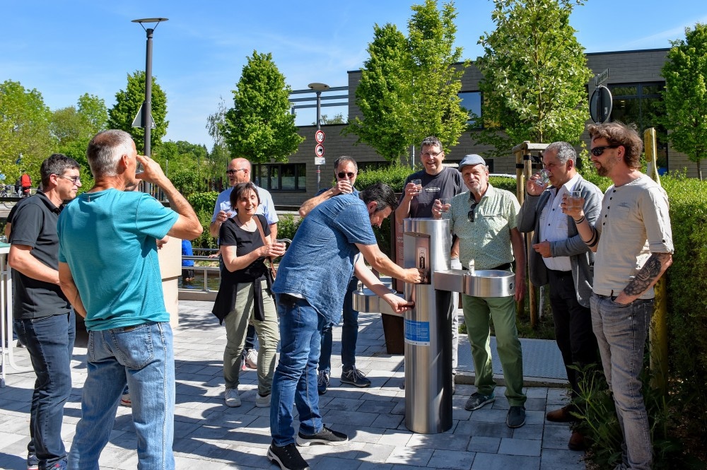 Ein neuer Trinkbrunnen ergänzt nun das Erholungs- und Erfrischungsangebot der Kneippanlage am Rande der Feuchtwanger Altstadt. Im Rahmen der offiziellen Einweihung probierten die Mitglieder des Feuchtwanger Bau- und Verkehrsausschusses das frische Trinkwasser.