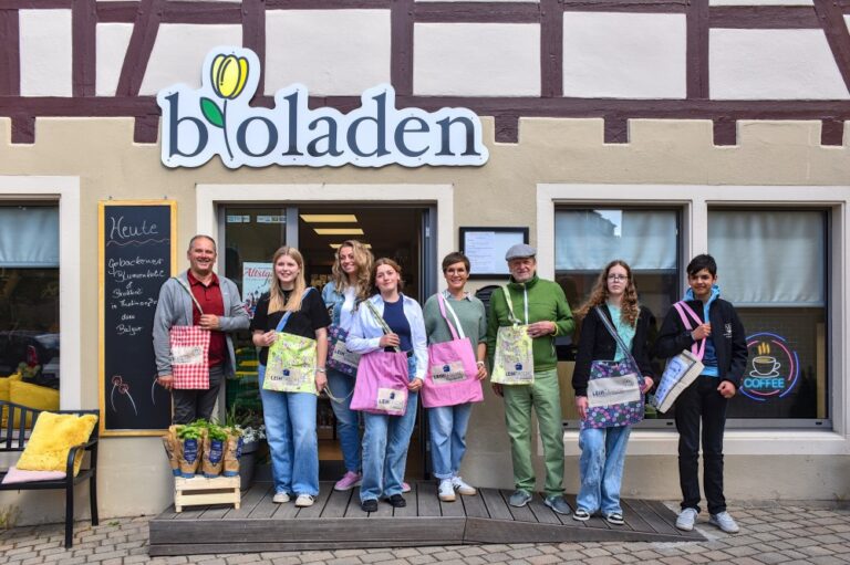 Die Feuchtwanger Realschüler des Wahlfachs "Fairtrade/Upcycling" präsentierten gemeinsam mit Lehrerin Katharina Eisermann (4.v.r.) die handgemachten Stofftaschen, die künftig in vier Feuchtwanger Läden zur kostenlosen Ausleihe bereitliegen. Von der Aktion begeistert zeigten sich auch Bioladen-Betreiberin Sylwia Spaniel (3.v.l.), zweiter Bürgermeister Walter Soldner (l.) sowie Stadtrat Wolfgang Hauf (3.v.r.).