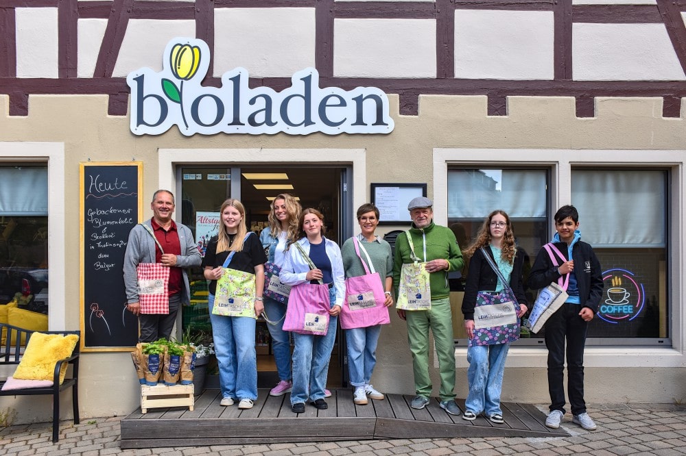 Die Feuchtwanger Realschüler des Wahlfachs "Fairtrade/Upcycling" präsentierten gemeinsam mit Lehrerin Katharina Eisermann (4.v.r.) die handgemachten Stofftaschen, die künftig in vier Feuchtwanger Läden zur kostenlosen Ausleihe bereitliegen. Von der Aktion begeistert zeigten sich auch Bioladen-Betreiberin Sylwia Spaniel (3.v.l.), zweiter Bürgermeister Walter Soldner (l.) sowie Stadtrat Wolfgang Hauf (3.v.r.).