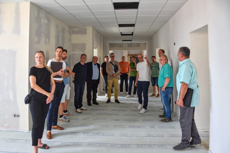 Noch werden die Räumlichkeiten im ehemaligen Landratsamt umgestaltet. Einen ersten Eindruck vom neuen Standort für das Feuchtwanger BürgerAmt erhielten die Mitglieder des Haupt- und Personalausschusses von BürgerAmts-Leiter Thomas Schmidt (Mitte, weißes T-Shirt).