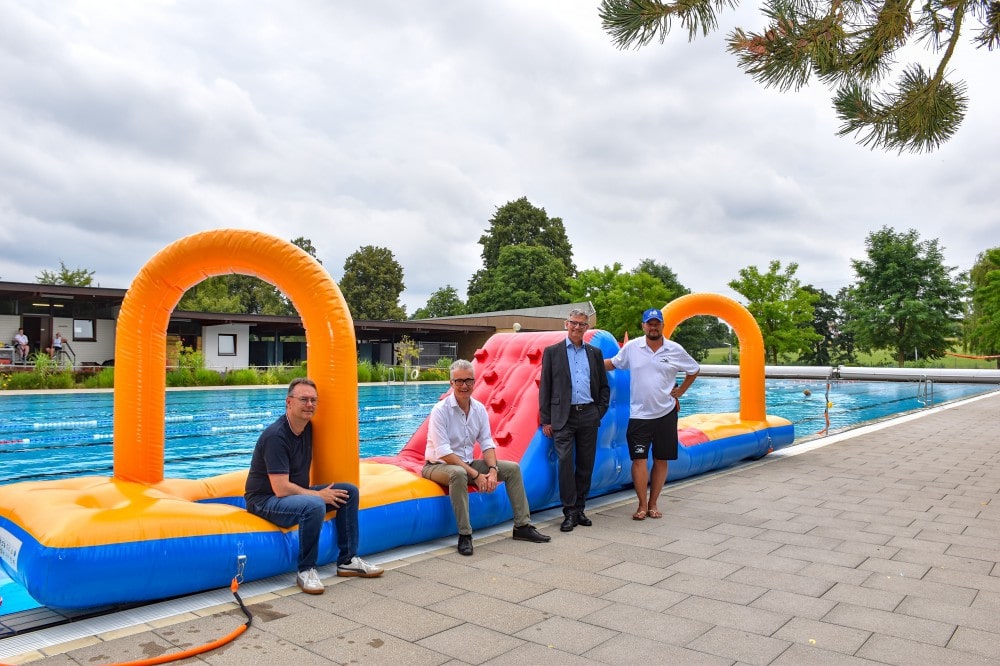 Spiel, Spaß und Action verspricht die neue schwimmende Spielinsel im Feuchtwanger Freibad für junge Badegäste. Über die neue Attraktion freuen sich auch Herbert Lindörfer, Leiter des Arbeitskreises "Runder Tisch Freibad", Feuchtwangens erster Bürgermeister Patrick Ruh, Stefan Fink, Sparkassenstiftung Ansbach, und Heiko Hercher, Betriebsleiter des Freibades (v.l.).