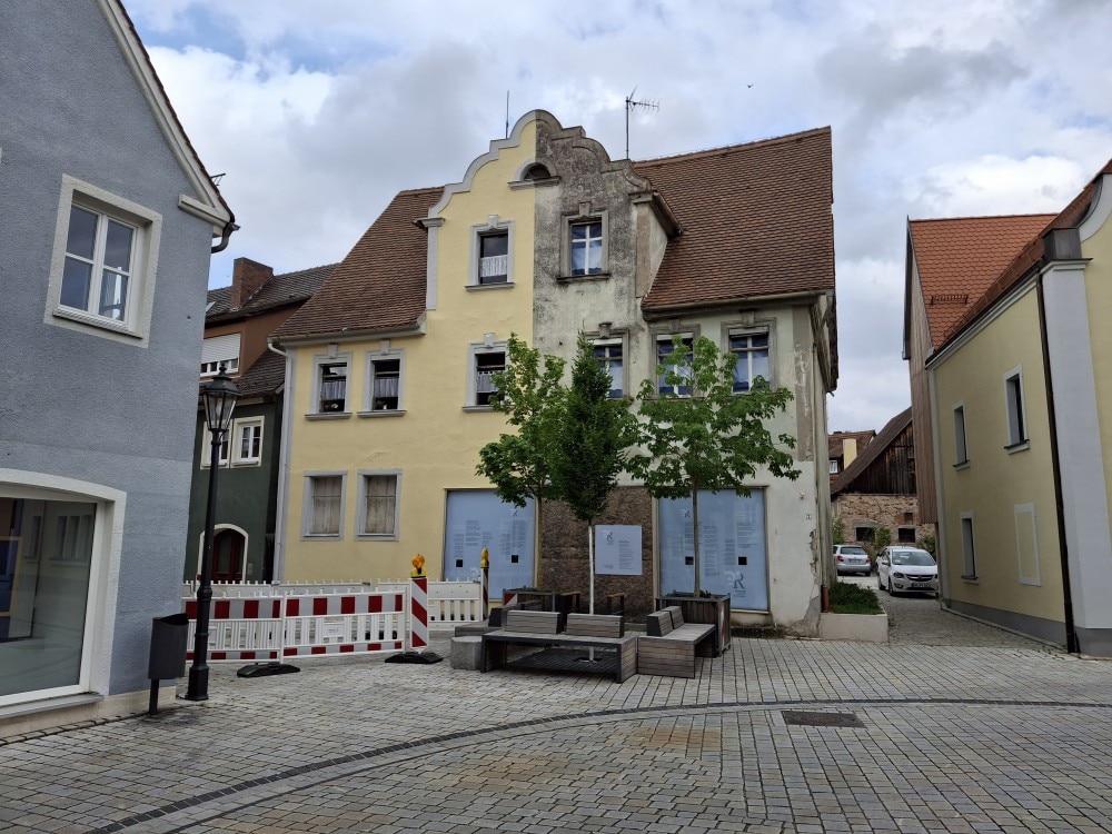 Das Banse-Haus ist aktuell Ausstellungsort einer ungewöhnlichen Präsentation. Die Ausstellung "Romantik: Wunsch und Wirklichkeit" hinterfragt die Chancen, Risiken und Perspektiven sanierungsbedürftiger historischer Gebäude und soll zum Nachdenken anregen.
