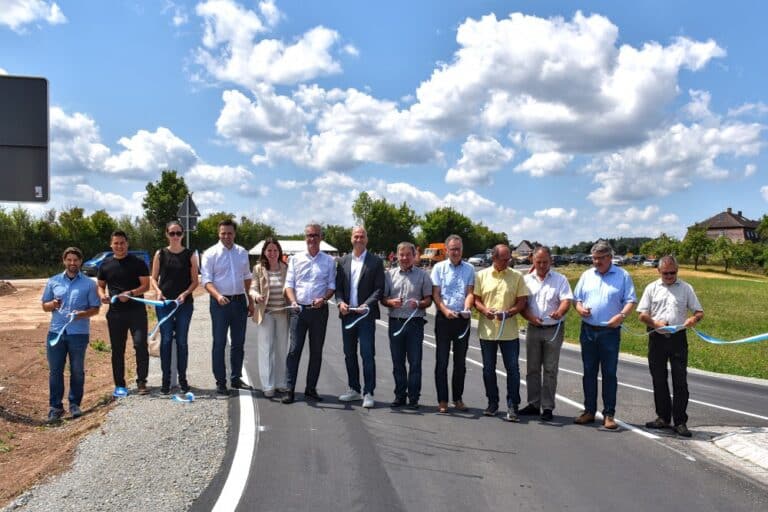 Die neue Ortsumfahrung Sommerau ist fertig. Mit der symbolischen Banddurchtrennung gaben Regierungspräsidentin Dr. Kerstin Engelhardt-Blum (5.v.l.) und Feuchtwangens erster Bürgermeister Patrick Ruh (6.v.l.) gemeinsam mit Ehrengästen und Projektbeteiligten die neue Trasse offiziell für den Verkehr frei.