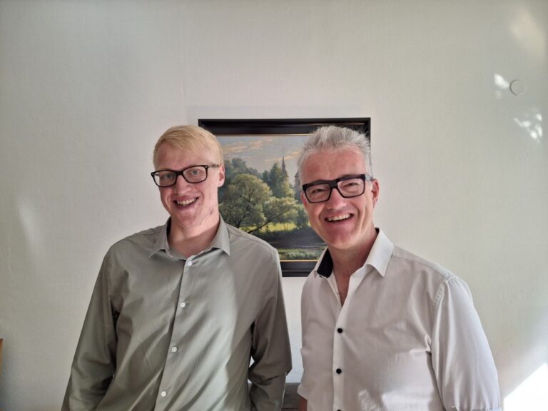 Feuchtwangens Bürgermeister Patrick Ruh (r.) begrüßt Simon Schindler als neuen Leiter der Abteilung "Tourismus und Veranstaltungen".