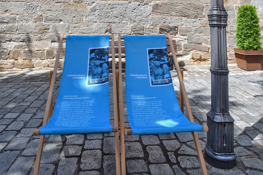 Feuchtwangen feiert 50 Jahre als staatlich anerkannter Erholungsort. Eine neue Broschüre und Stühle laden ein, die oftmals verborgenen Schönheiten der Kreuzgangstadt mit allen Sinnen zu entdecken und dabei die eigene Wahrnehmung noch weiter zu schärfen.