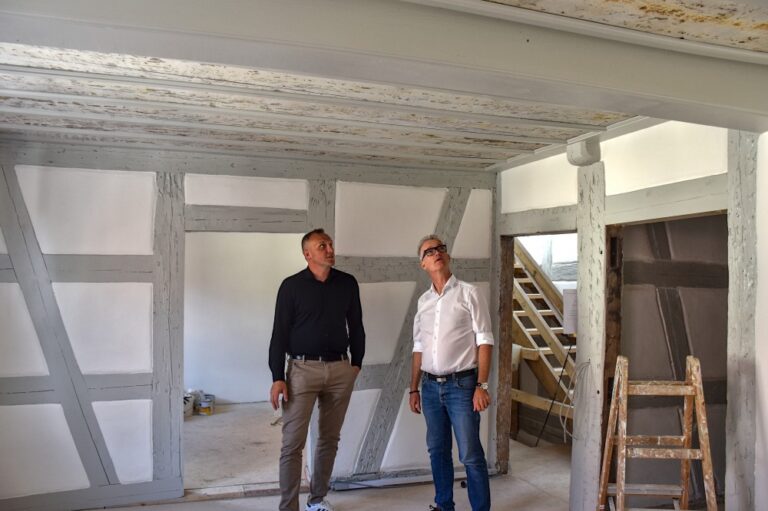 Die Sanierung des Einzeldenkmals "Zum Taubenbrünnlein 5" ist fast abgeschlossen. Über die noch laufenden Arbeiten informierte KU-Vorstand Arthur Reim (l.) nun Feuchtwangens ersten Bürgermeister Patrick Ruh.