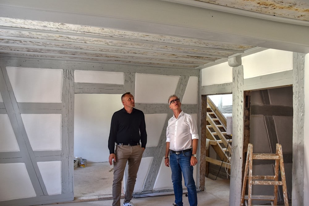 Die Sanierung des Einzeldenkmals "Zum Taubenbrünnlein 5" ist fast abgeschlossen. Über die noch laufenden Arbeiten informierte KU-Vorstand Arthur Reim (l.) nun Feuchtwangens ersten Bürgermeister Patrick Ruh.