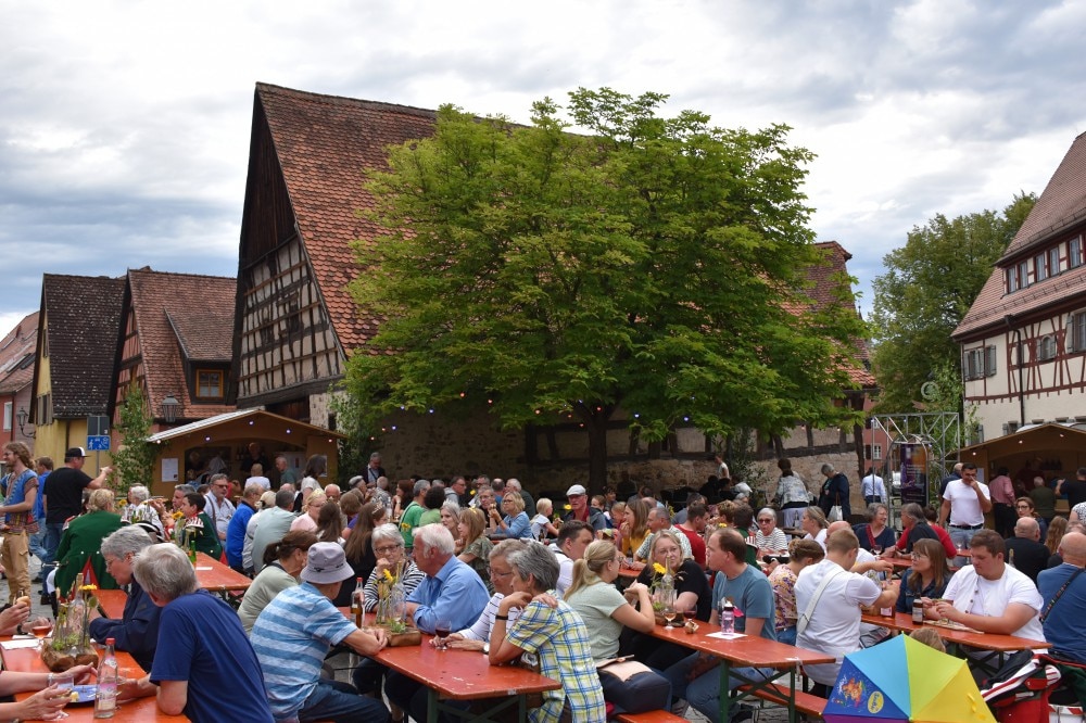 Schon im vergangenen Jahr war das Weindorf in Feuchtwangen ein voller Erfolg. Vom 25. bis 27. Juli 2025 wird der "Scheiraplatz" nun wieder zum Treffpunkt für Genuss und Geselligkeit.