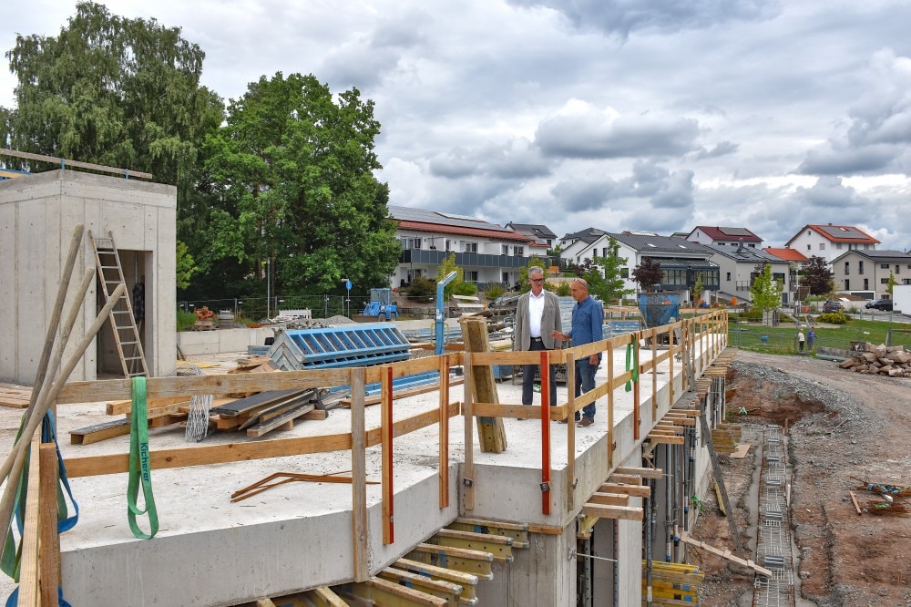 Das Hanggeschoss für den neuen Kindergarten im "Röschenhof" steht bereits. Über die guten Fortschritte beim Neubau informierte Stadtbaumeister Farag Khodary (r.) nun Bürgermeister Patrick Ruh (l.).