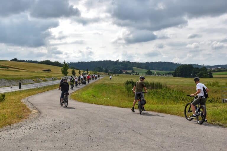 Zum offiziellen Auftakt begleiteten etwa 30 Interessierte die Stadtentwicklungstour. Angefahren wurden laufende und erfolgreich abgeschlossene Projekte - wie unter anderem die Westtangente.