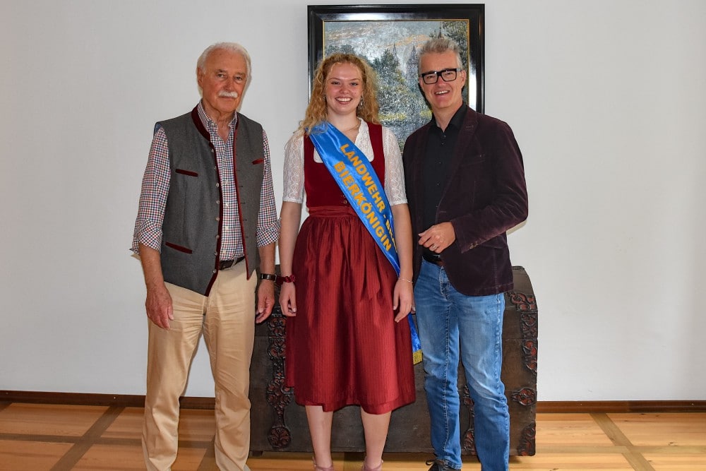 Bierkönigin Maria I. (Maria Strauß aus Dorfgütingen) beim Besuch im Feuchtwanger Rathaus - gemeinsam mit erstem Bürgermeister Patrick Ruh (rechts) und Gerhard Ilgenfritz, Geschäftsführender Gesellschafter der Landwehr-Bräu (links).