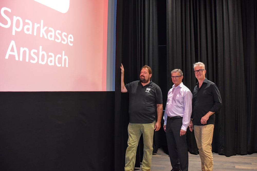 Mit großzügiger finanzieller Unterstützung der Sparkassenstiftung Ansbach konnte das Feuchtwanger KulturKino eine neue Steuerungstechnik für den Leinwandvorhang installieren. Über die moderne, verbesserte Technik freuten sich Feuchtwangens erster Bürgermeister Patrick Ruh, Stefan Fink von der Sparkassenstiftung und Wolfgang Grebenhof, Vorstand des KulturKino-Vereins Feuchtwangen (v.r.).