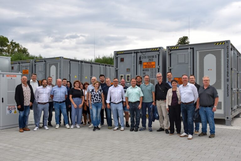 Vertreterinnen und Vertreter der Stadt und der Stadtwerke Feuchtwangen feierten gemeinsam mit ihren Projektpartnern die offizielle Inbetriebnahme des innovativen Batteriespeichers in Feuchtwangen.