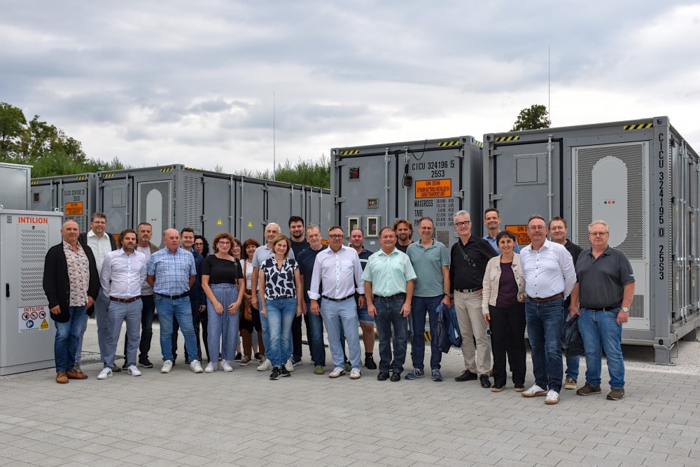 Vertreterinnen und Vertreter der Stadt und der Stadtwerke Feuchtwangen feierten gemeinsam mit ihren Projektpartnern die offizielle Inbetriebnahme des innovativen Batteriespeichers in Feuchtwangen.