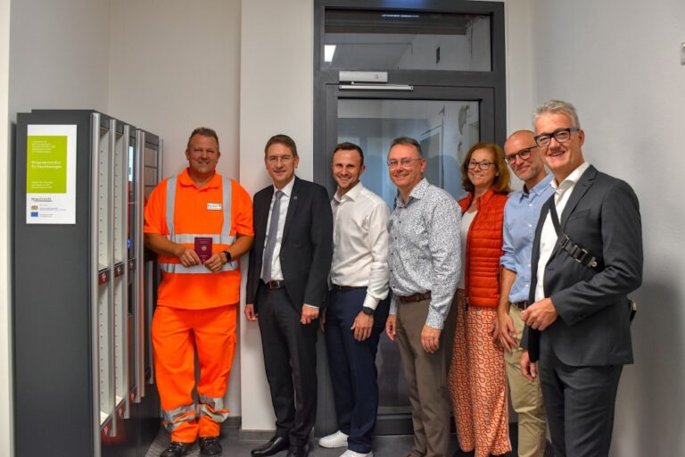 Als erste Kommune im Landkreis setzt Feuchtwangen auf eine Bürgerservicebox - einen kontaktlosen, flexiblen und digitalen Zusatzservice im BürgerAmt. Im Beisein von 1. Bürgermeister Patrick Ruh, BürgerAmts-Leiter Thomas Schmidt, Pia Grimmeißen-Haider (Geschäftsführerin der LAG Region an der Romantischen Straße e.V.), 3. Bürgermeister Herbert Lindörfer (und 1. Vorsitzender der LAG Region an der Romantischen Straße e.V.), Dominik Stöcker (AKDB Vertrieb) und Landrat Dr. Jürgen Ludwig testete Bauhofmitarbeiter Alexander Hirsch (v.r.) die Box erstmals.