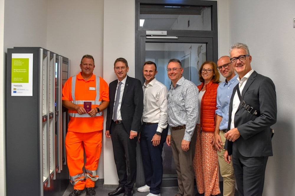Als erste Kommune im Landkreis setzt Feuchtwangen auf eine Bürgerservicebox - einen kontaktlosen, flexiblen und digitalen Zusatzservice im BürgerAmt. Im Beisein von 1. Bürgermeister Patrick Ruh, BürgerAmts-Leiter Thomas Schmidt, Pia Grimmeißen-Haider (Geschäftsführerin der LAG Region an der Romantischen Straße e.V.), 3. Bürgermeister Herbert Lindörfer (und 1. Vorsitzender der LAG Region an der Romantischen Straße e.V.), Dominik Stöcker (AKDB Vertrieb) und Landrat Dr. Jürgen Ludwig testete Bauhofmitarbeiter Alexander Hirsch (v.r.) die Box erstmals.