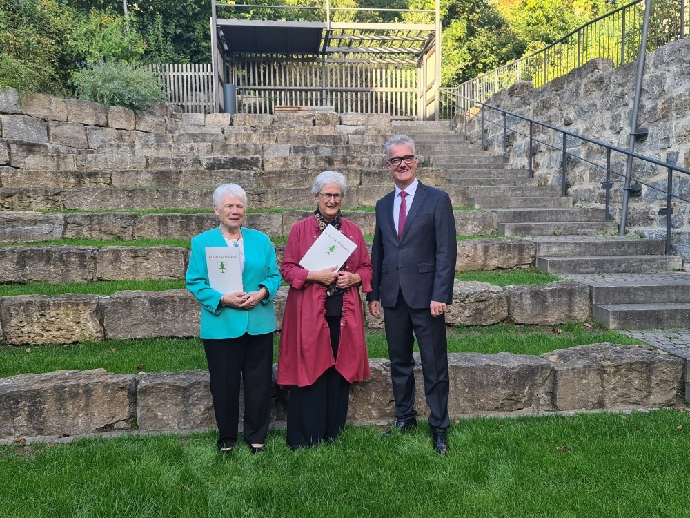 Bürgermeister Patrick Ruh überreichte die Ehrenamtsurkunden der Stadt Feuchtwangen an Elisabeth Sauer und Gerlinde Suhr (v.r.).