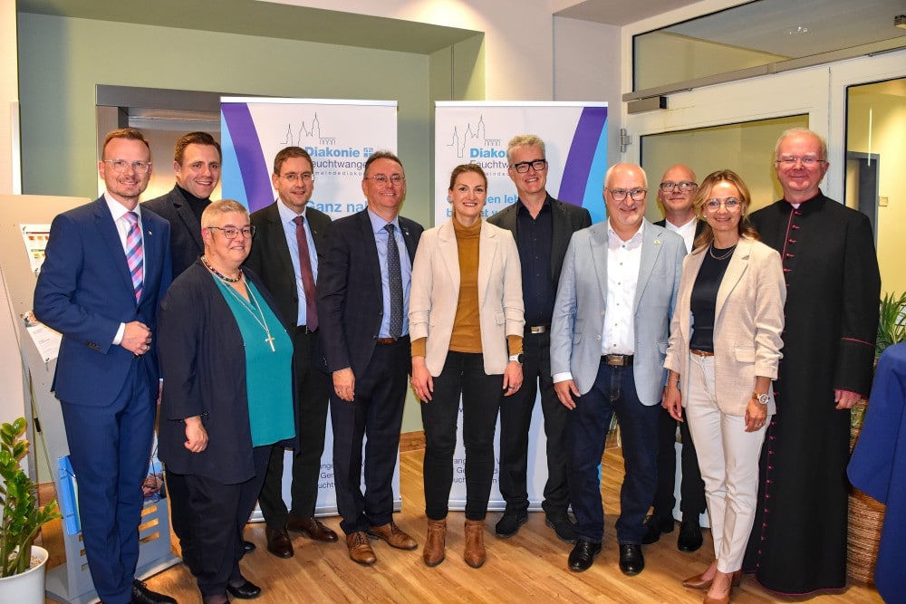 Feuchtwangen hat wieder eine stationäre Kurzzeitpflege. Die Eröffnung der "Zeitinsel" in der Praxisklinik feierten, v.l.: Bezirkstagspräsident Peter Daniel Forster, Landtagsabgeordneter Andreas Schalk, Dekanin Uta Lehner, Landrat Dr. Jürgen Ludwig, Herbert Lindörfer, stellvertretender Vorsitzender des Diakonievereins, Judith Gerlach, Bayerische Staatsministerin für Gesundheit, Pflege und Prävention, Bürgermeister Patrick Ruh, Landtagsabgeordneter Helmut Schnotz, Dekan Wigbert Lehner, Vorsitzender des Diakonievereins, Diakonie-Geschäftsführerin Irina Reim und Pfarrer Christoph Matejczuk.