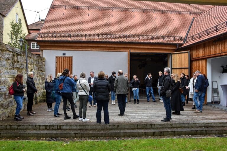 Eine internationale LEADER-Exkursion war zu Gast in Feuchtwangen und informierte sich über die innovativen Sanierungen des Feuchtwanger KulturKinos und des Nixel-Areals.