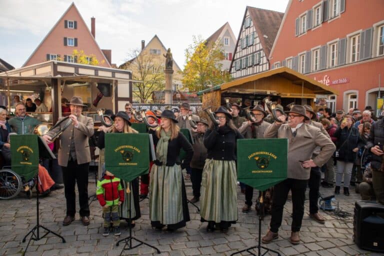 Am 2. November 2025 findet in Feuchtwangen der Martinimarkt statt. Auch in diesem Jahr wartet wieder ein vielseitiges Programm, unter anderem spielen die Feuchtwanger Jagdhornbläser am Marktplatz. (Foto: TI Feuchtwangen/Christoph Bender)