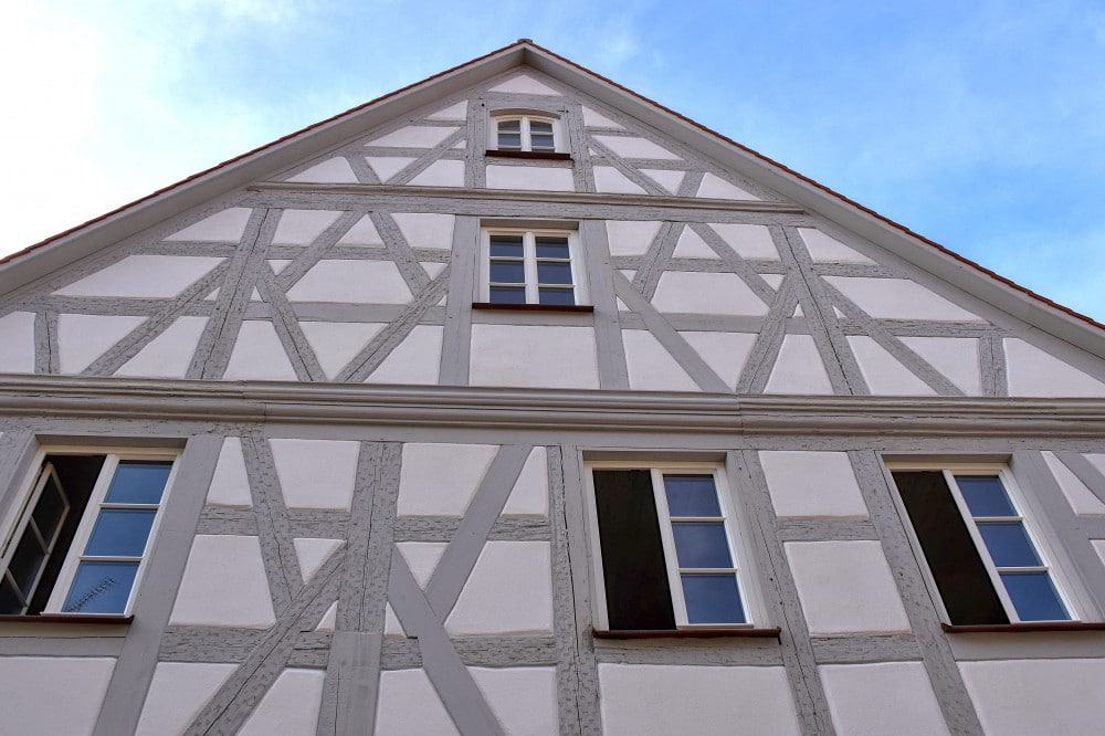 Das Einzeldenkmal "Zum Taubenbrünnlein 5" ist erfolgreich saniert. Ein wahrer Blickfang ist das aufwendig freigelegte Fachwerk.