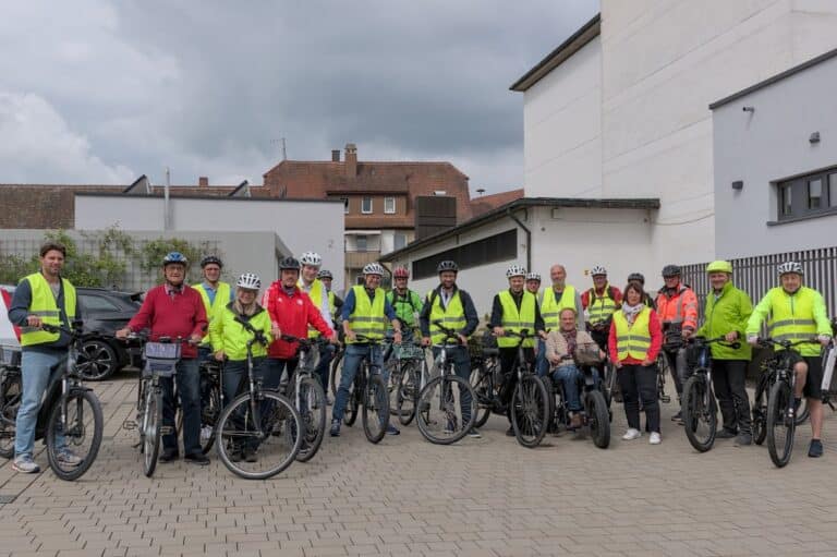 Die Stadt Feuchtwangen hat nun erfolgreich die Aufnahme in die Arbeitsgemeinschaft fahrradfreundliche Kommunen e.V. beantragt. Im Vorfeld begutachtete eine unabhängige Bewertungskommission zusammen mit Vertretern aus Politik und Verwaltung bei einer Rad-Exkursion durch das Stadtgebiet die vorhandene Rad-Infrastruktur.