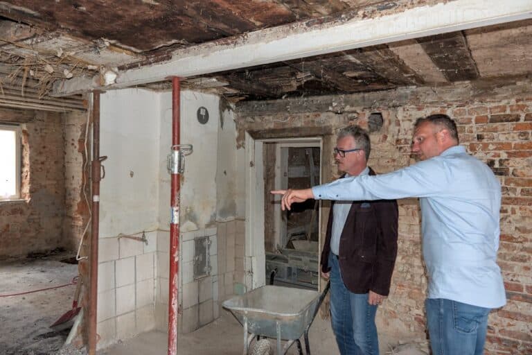 Die Generalsanierung des historischen Einzeldenkmals "Zum Taubenbrünnlein 5" läuft seit einigen Wochen auf Hochtouren. KU-Vorstand Arthur Reim (rechts) informierte Bürgermeister Patrick Ruh über den aktuellen Stand.