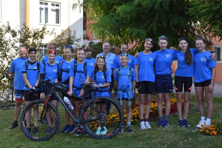 Vor ihrer Abreise in Feuchtwangen verabschiedete 3. Bürgermeister Herbert Lindörfer (7.v.r.) die Gruppe und wünschte eine gute Fahrt.