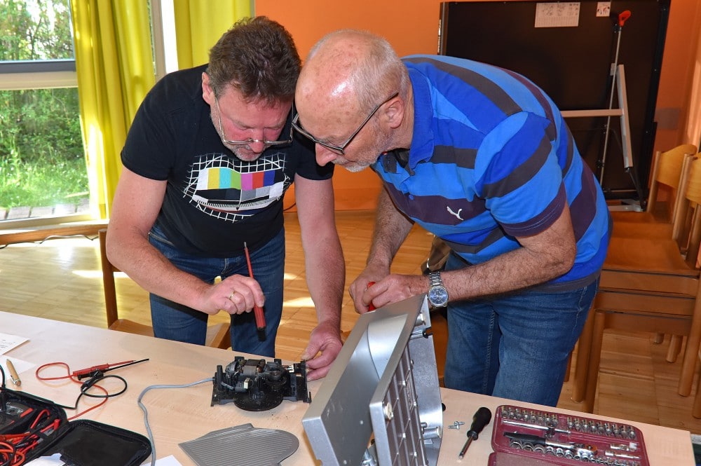 Im Feuchtwanger Repair-Café wird gemeinsam an defekten Geräten getüftelt. Mehr als 30 Gegenstände konnten so bereits erfolgreich repariert werden.