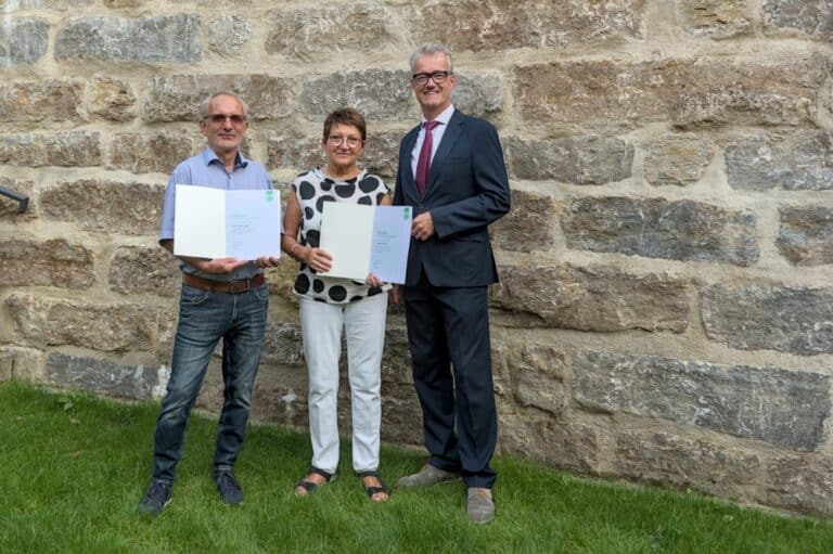 Bürgermeister Patrick Ruh überreichte die Ehrenamtsurkunden der Stadt Feuchtwangen an Irmgart Behlert und Klaus-Peter Egger (v.r.).